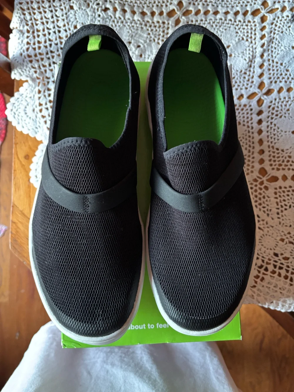 OOFOS Women's Mesh Low Sneakers in White and Black with Lime Accent